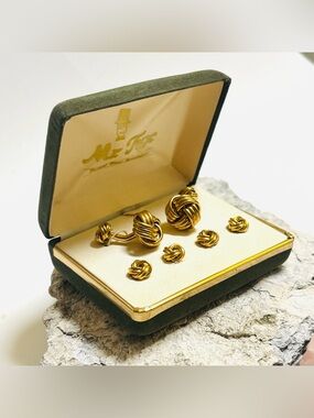 Mr. Tux Tuxedo Gold Tone Love Knot Men’s Vintage Cufflink Set
